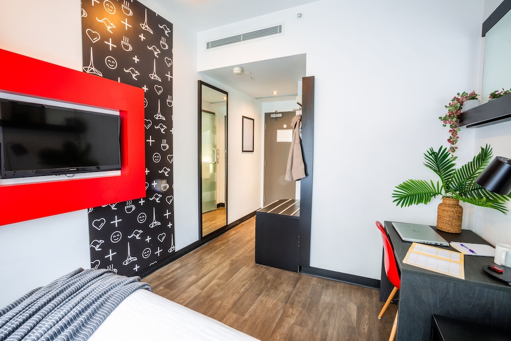 Essence Hotel Carlton 40/55