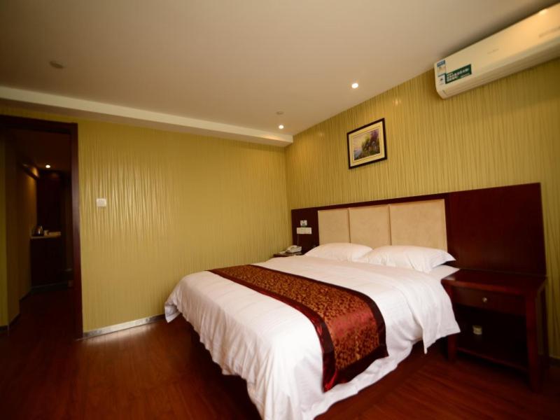 GreenTree Inn Suzhou Kunshan Huaqiao Metro Station Express Hotel 17/36