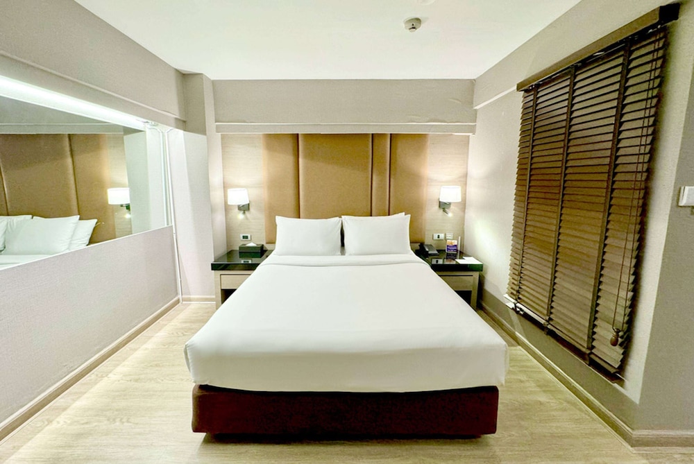 Premier, Queen Bed, No Window