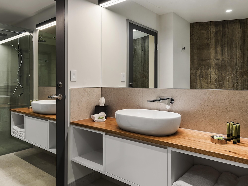 River, Deluxe, King Bed, Peppers Silo Launceston 9/10