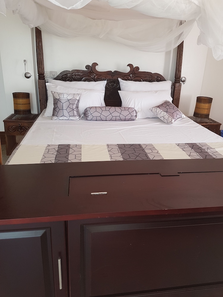 Queens Chateau Boutique Villa 9/50