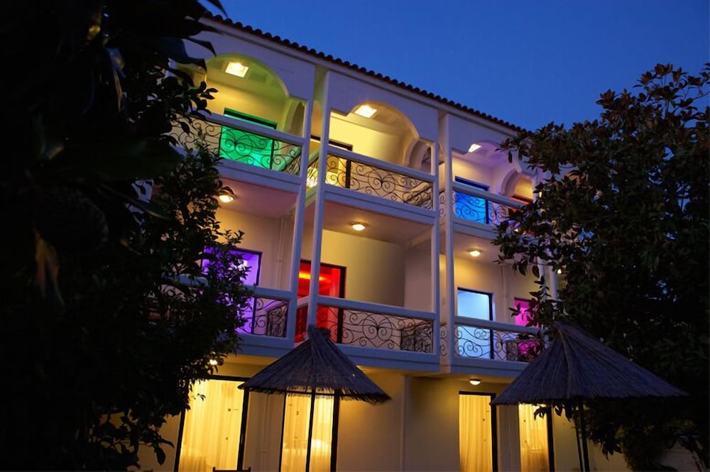 Kamari Beach Hotel 2/65