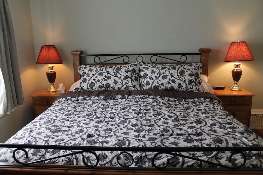 James Bay Inn Hotel Suites Cottage 13/74