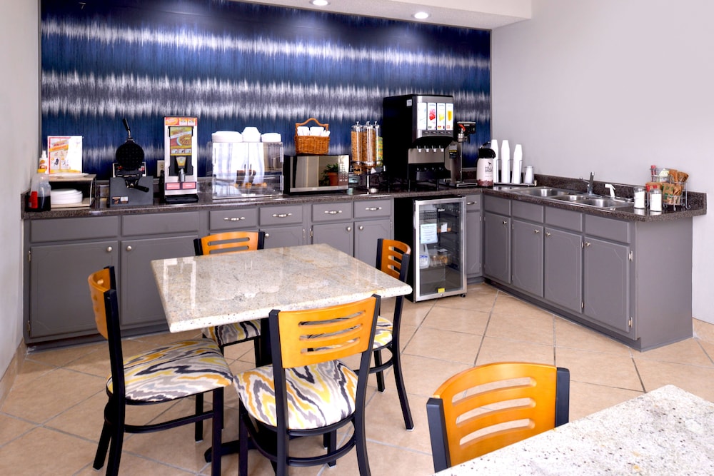 Americas Best Value Inn Monroeville 22/26
