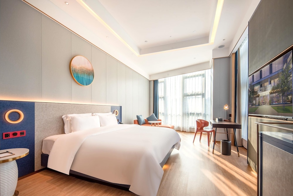 Superior, King Bed, Ramada by Wyndham Guangzhou Huangpu 2/2