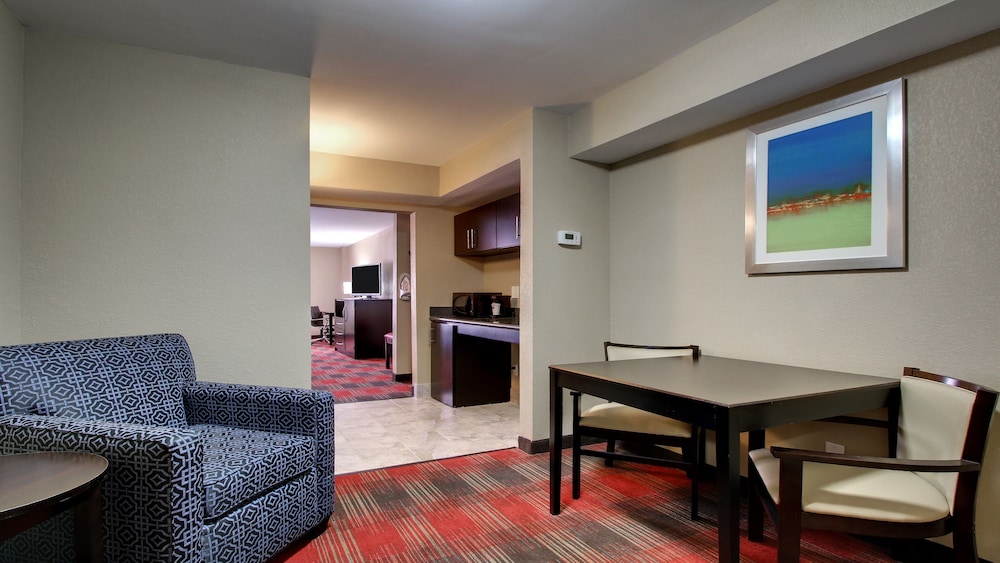 Holiday Inn Express Suites Jackson Downtown Coliseum 34/49