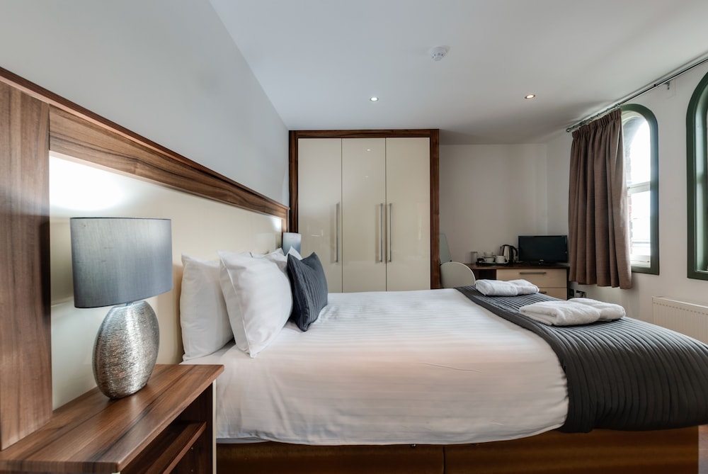 Base Serviced Apartments - Sir Thomas Street 8/57