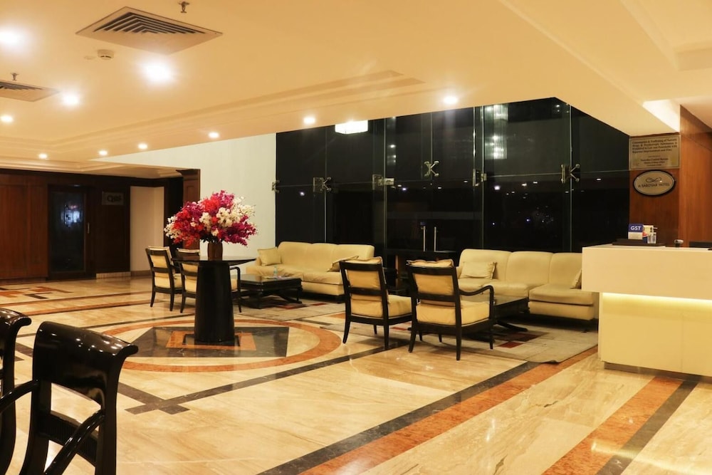 Le Lac Sarovar Portico 40/56