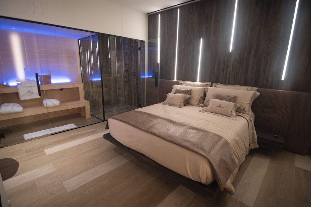 Tritone Luxury Suites 9/30