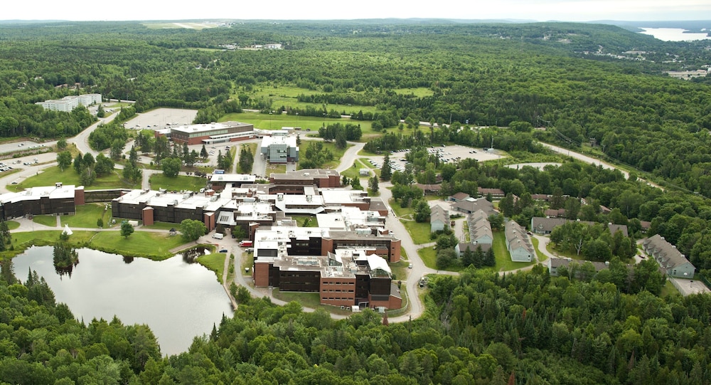 Fairfield Inn & Suites by Marriott North Bay 46/50