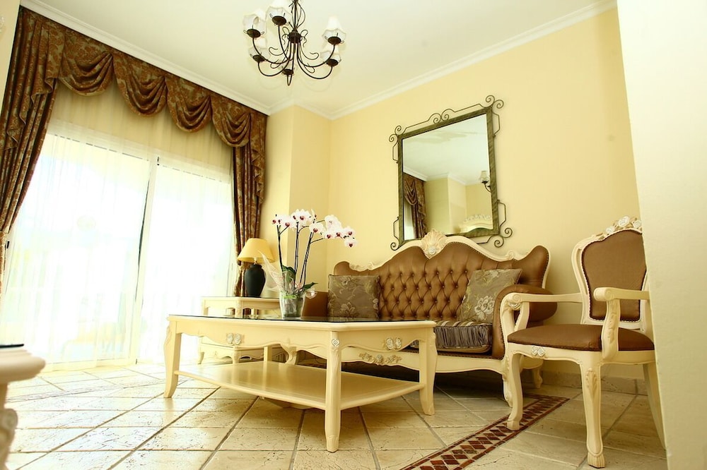 Flamingo Suites 28/50