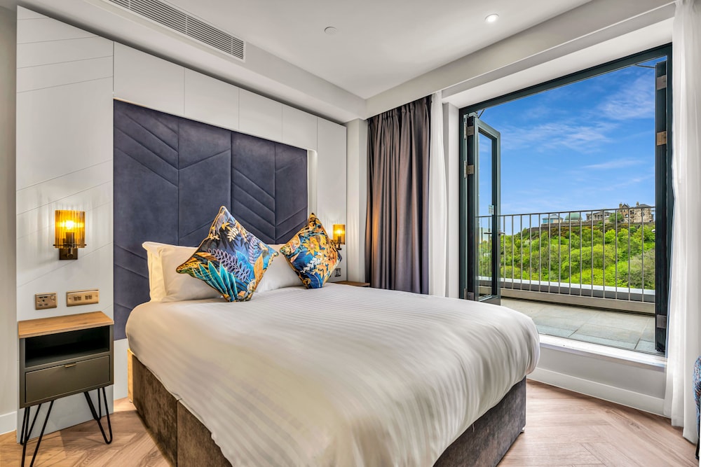 Vantage, Studio, Queen Bed, with View, Balcony