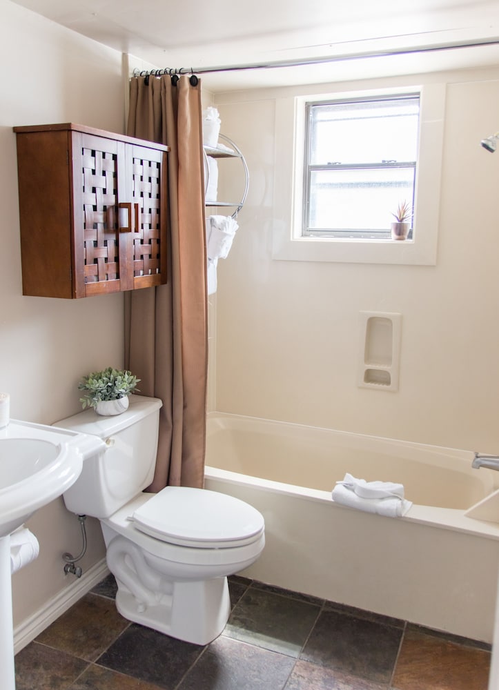 Vineyard Court Designer Suites Hotel 55/56