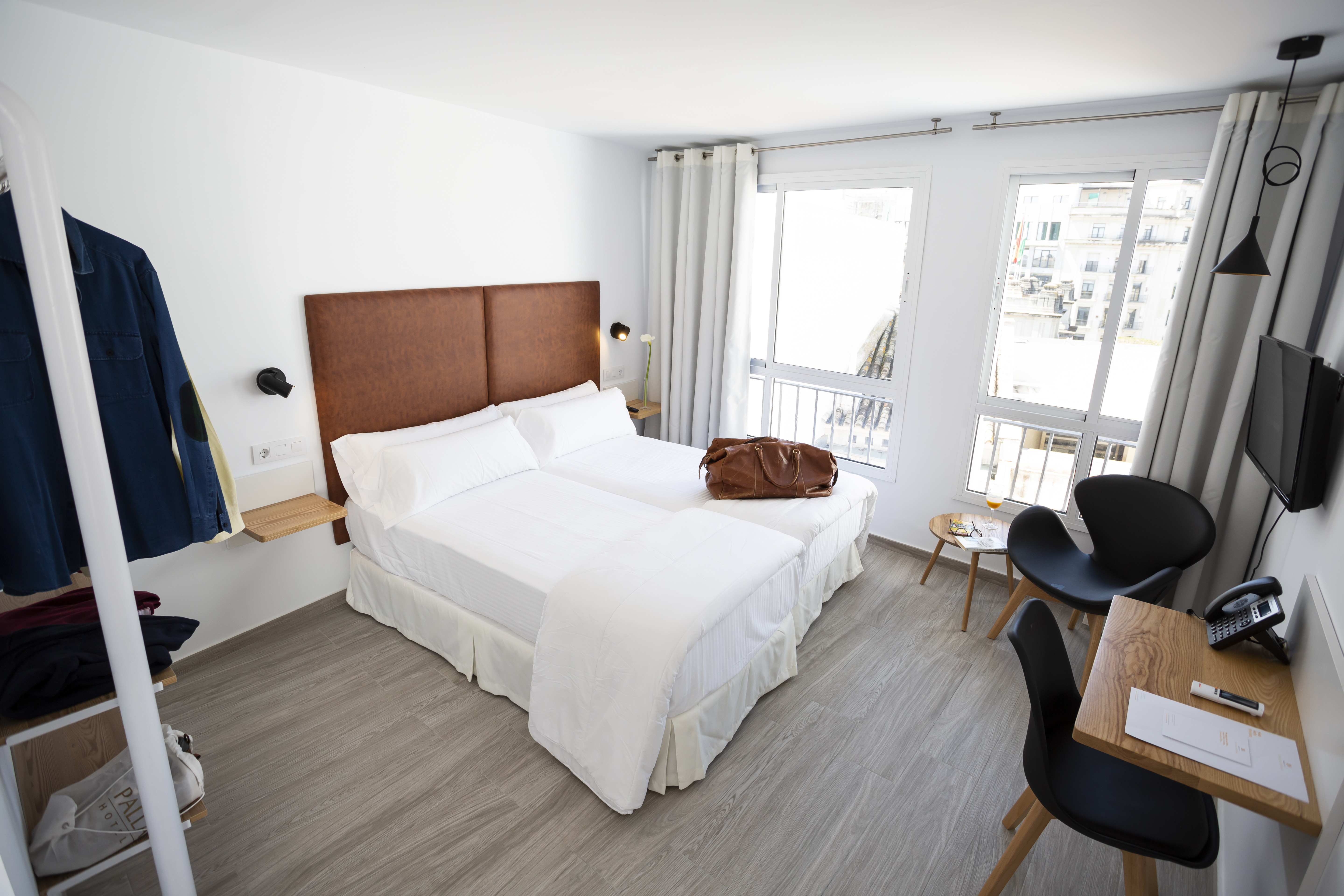 ROOM, SINGLE