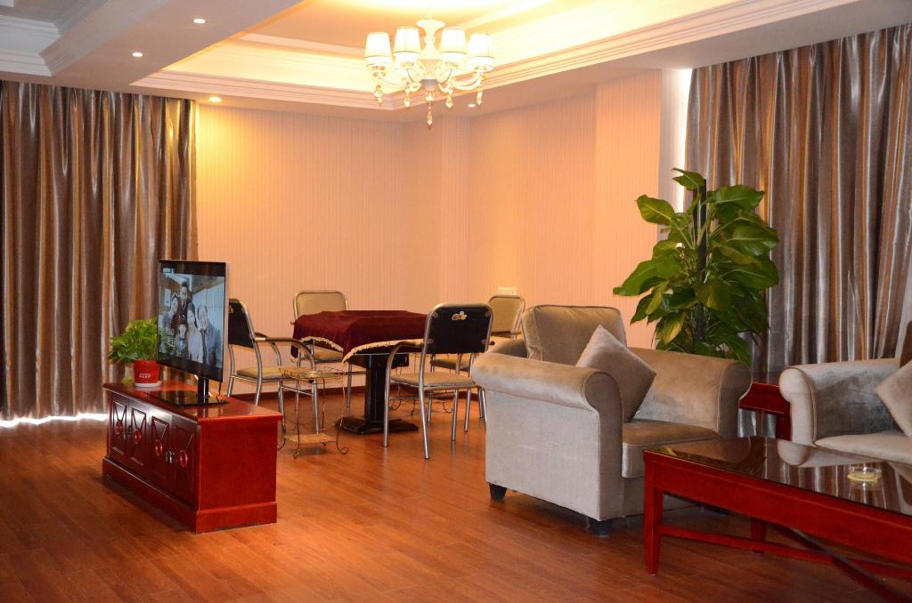 Vienna Hotel (Chongqing Changshengqiao Metro Station) 32/53