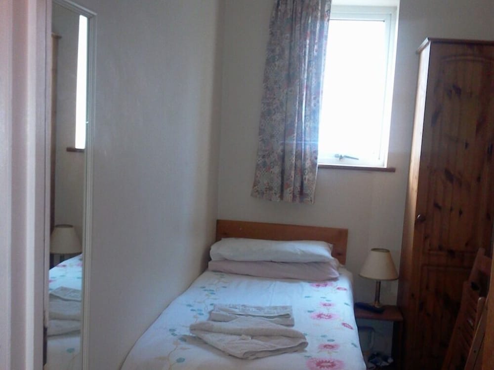 غرفة مفردة بسرير فردي بحمام مشترك