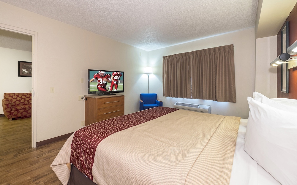 Red Roof Inn and Suites Cleveland - Elyria 13/64