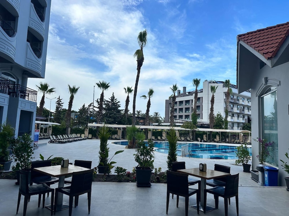 Larissa Inn 36/50