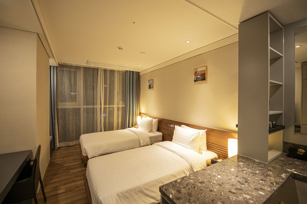 J-one Hotel and Resort 13/41