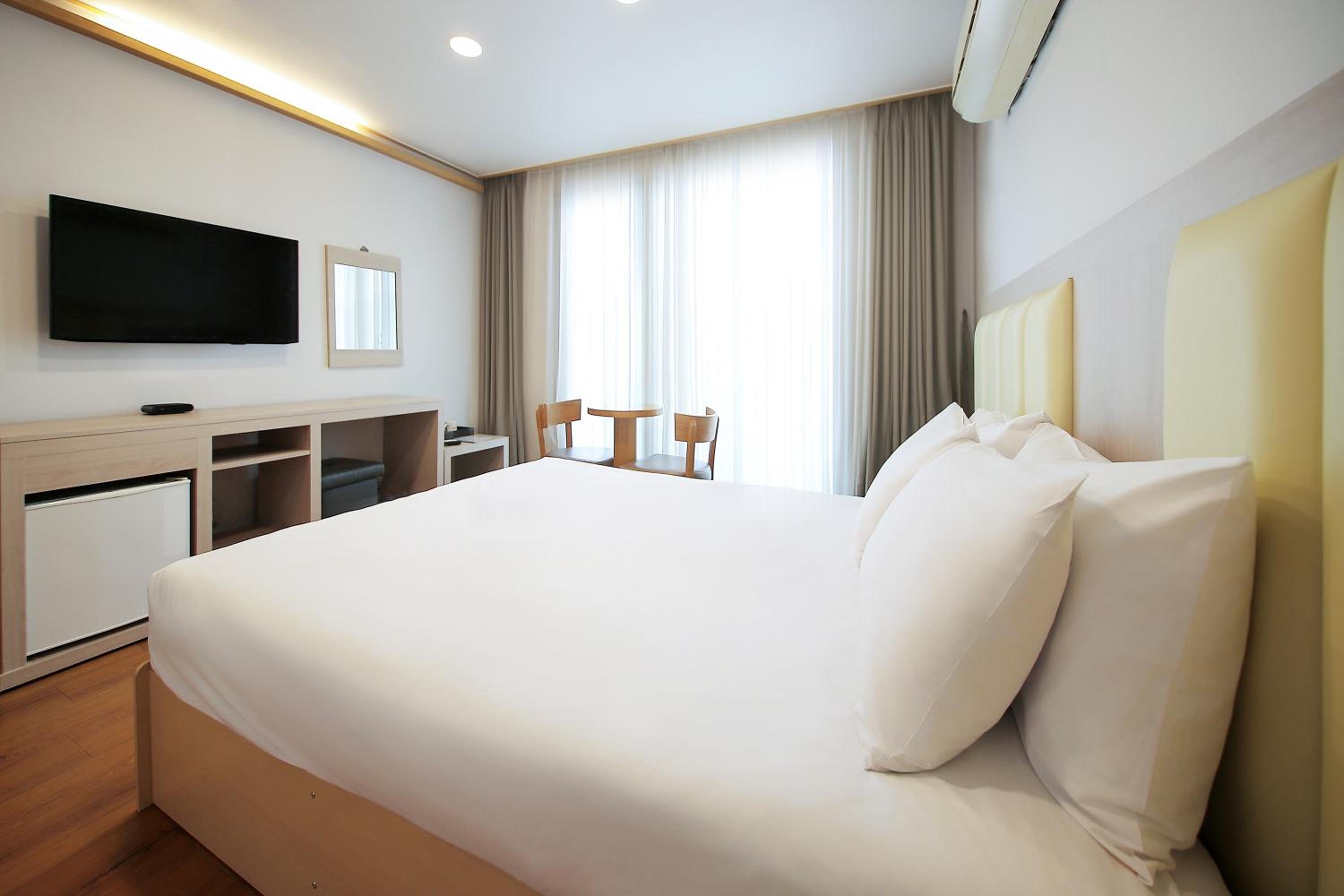 غرفة بسرير مزدوج بشرفة، Shin Shin Hotel Jeju City 7/10