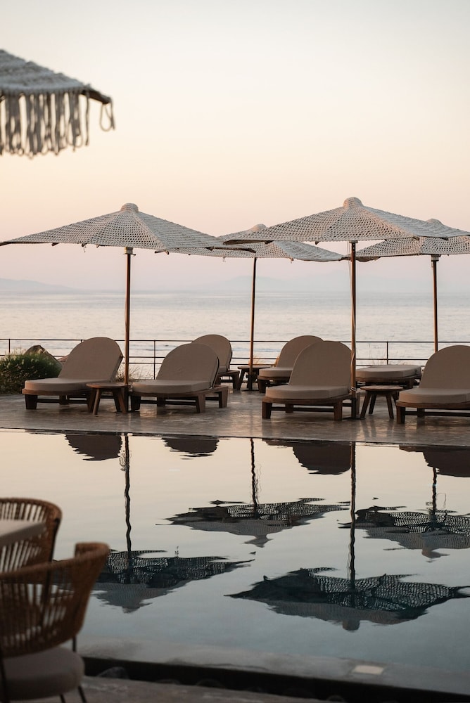 Colombo’s Beachfront 54/61