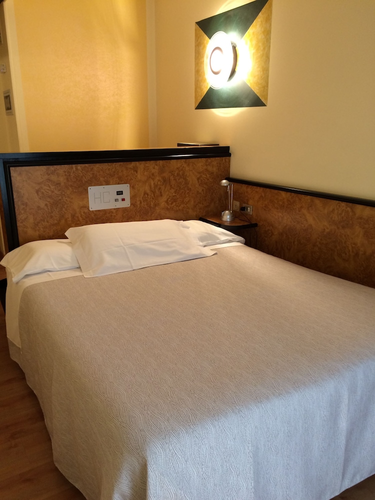Cristina Hotel 16/40