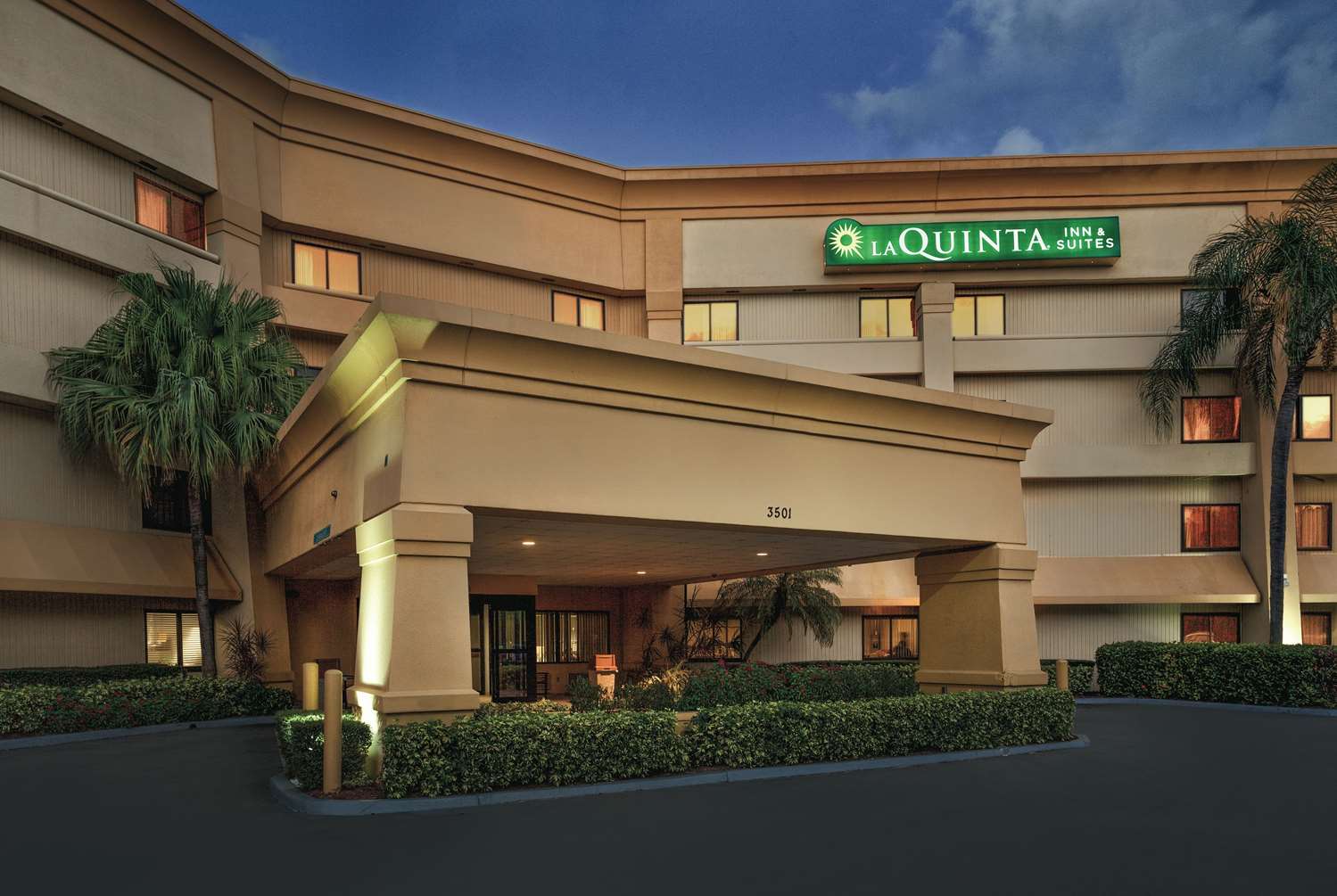 La Quinta Inn & Suites by Wyndham Miami Airport East 2/52