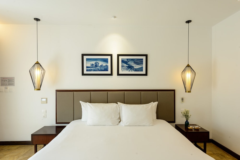 PREMIER, DOUBLE OR TWIN BED, BATHTUB