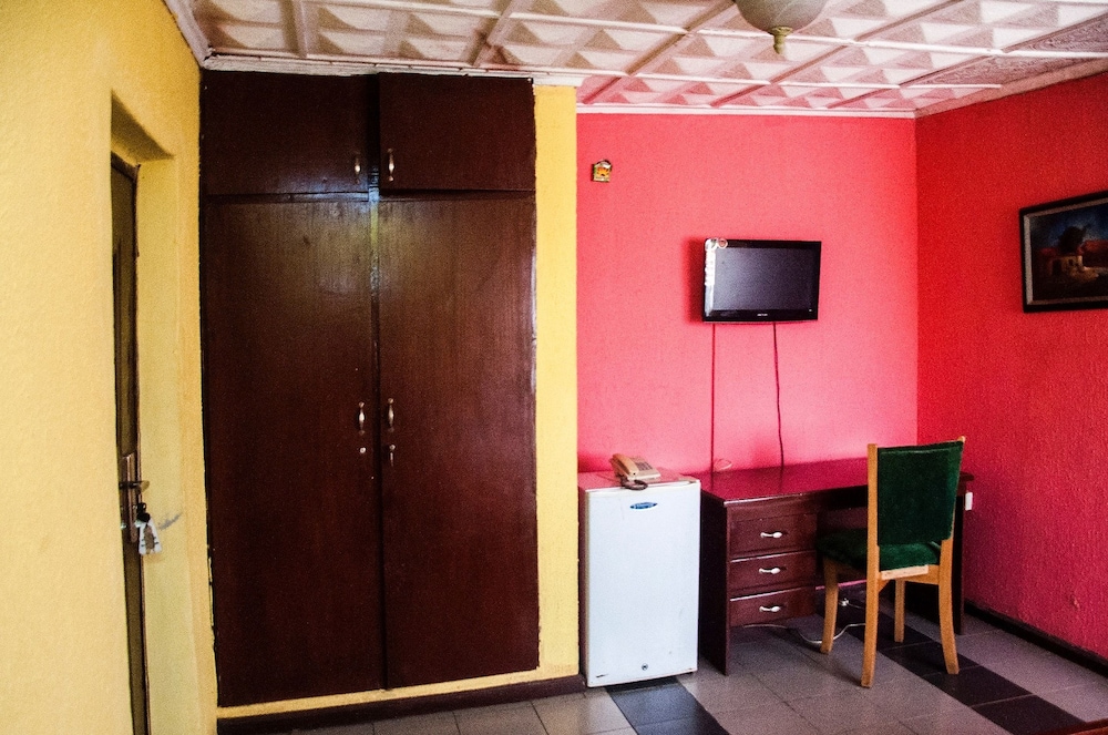 Alfoscar Hotel & Suites 23/26