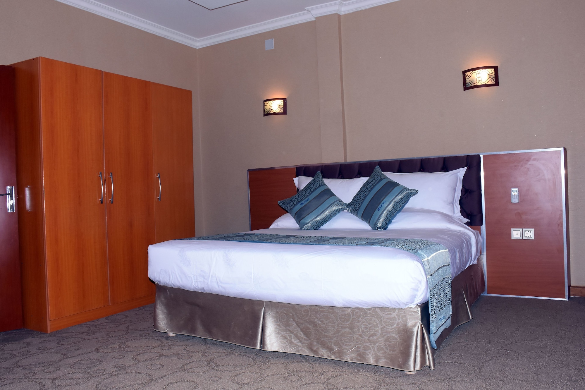 DELUXE, KING BED
