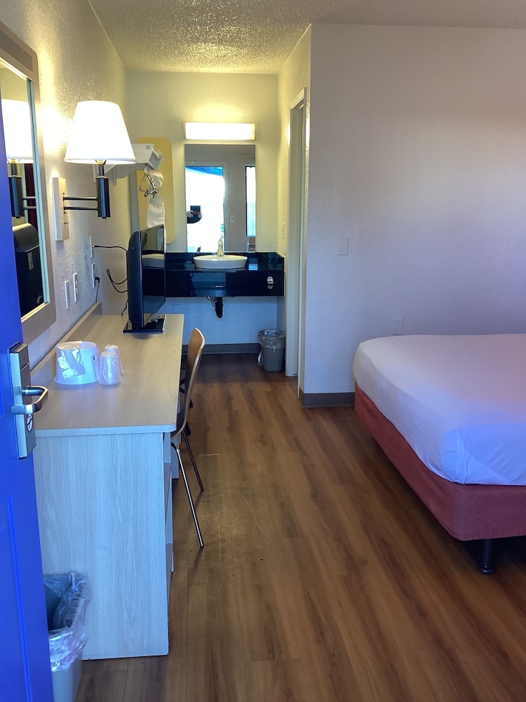 Motel6 North Palm Springs, CA - North 24/45