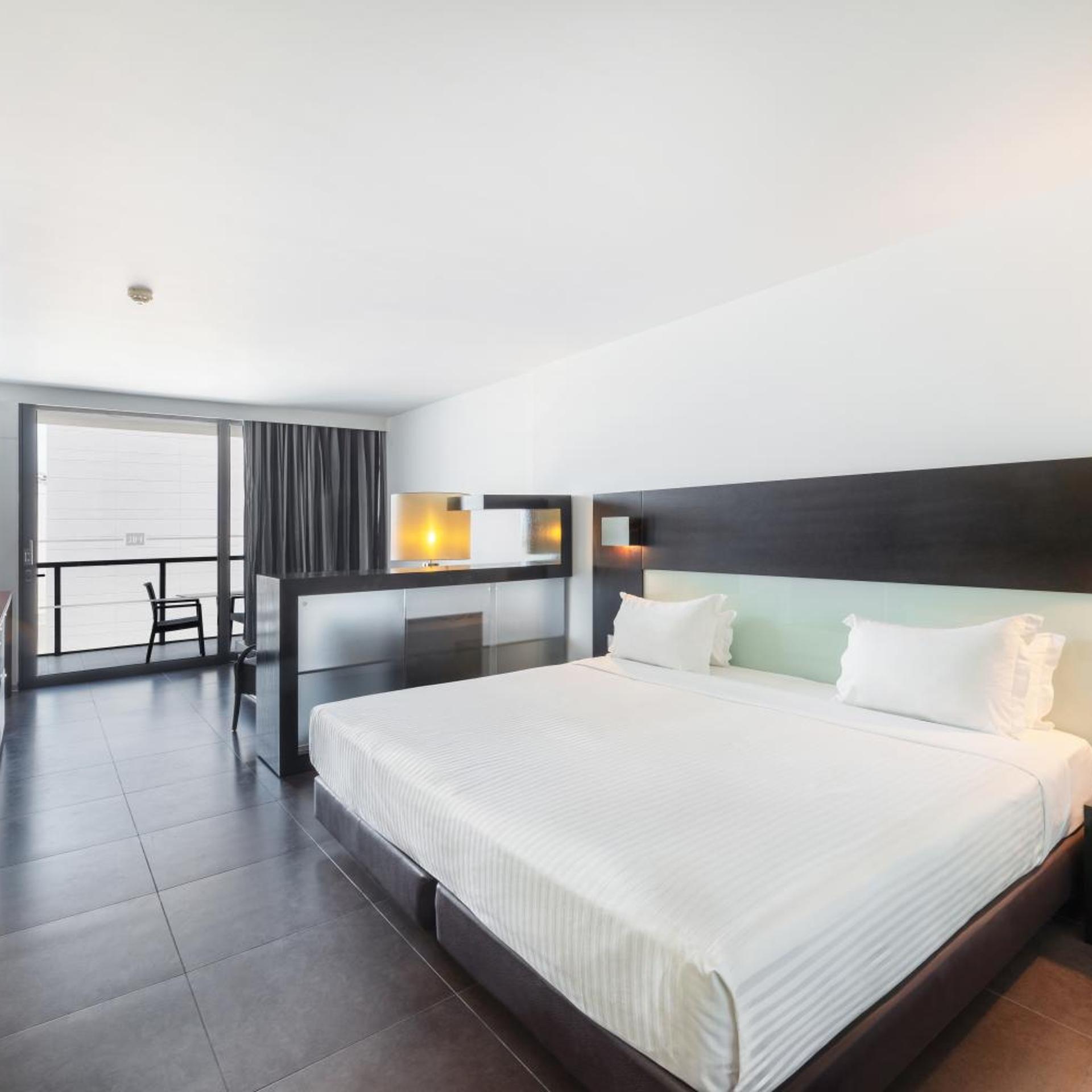 Prestige, Suite, Side Sea View