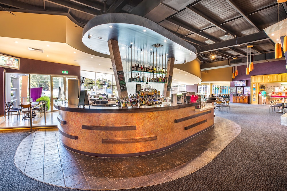 Sandown Park Hotel 2/42