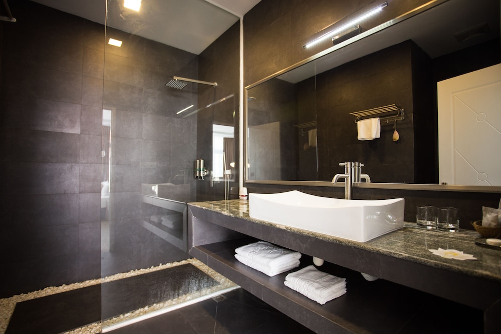 White Boutique Hotel and Residences 70/72