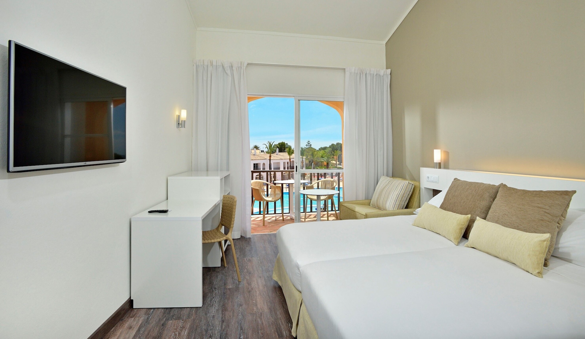 غرفة مفردة بسرير فردي مع أريكة
