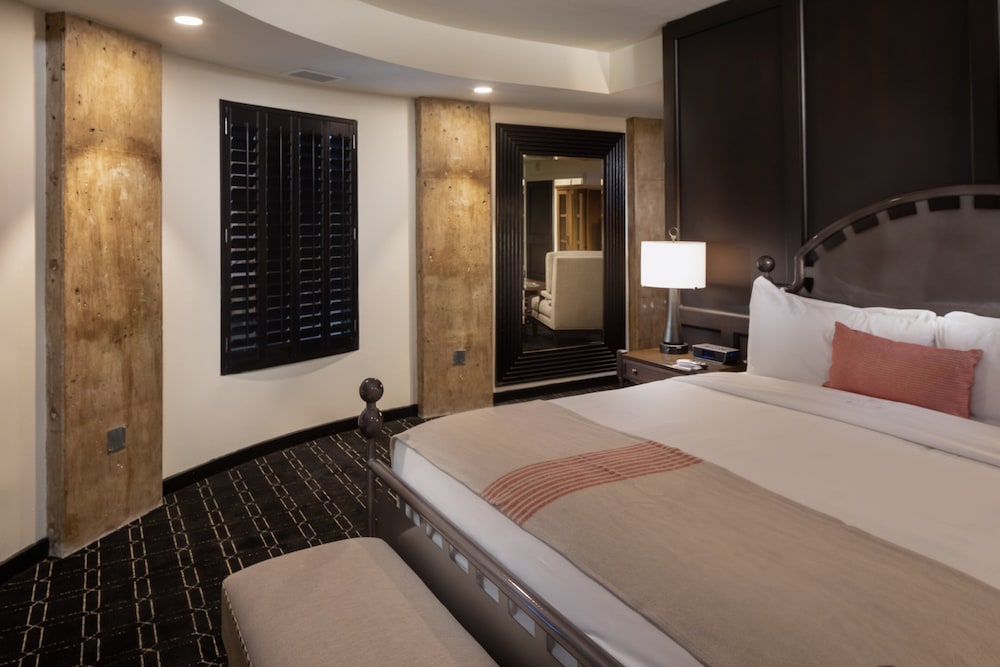 PREMIER, SUITE, KING BED, RIVER VIEW