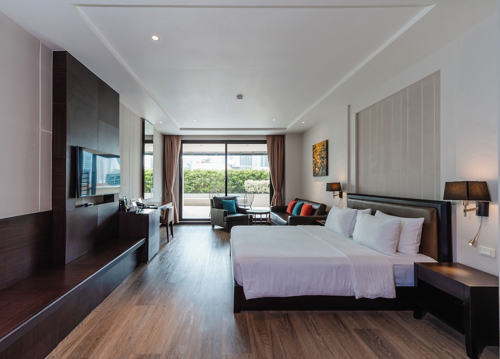 SUITE, KING BED