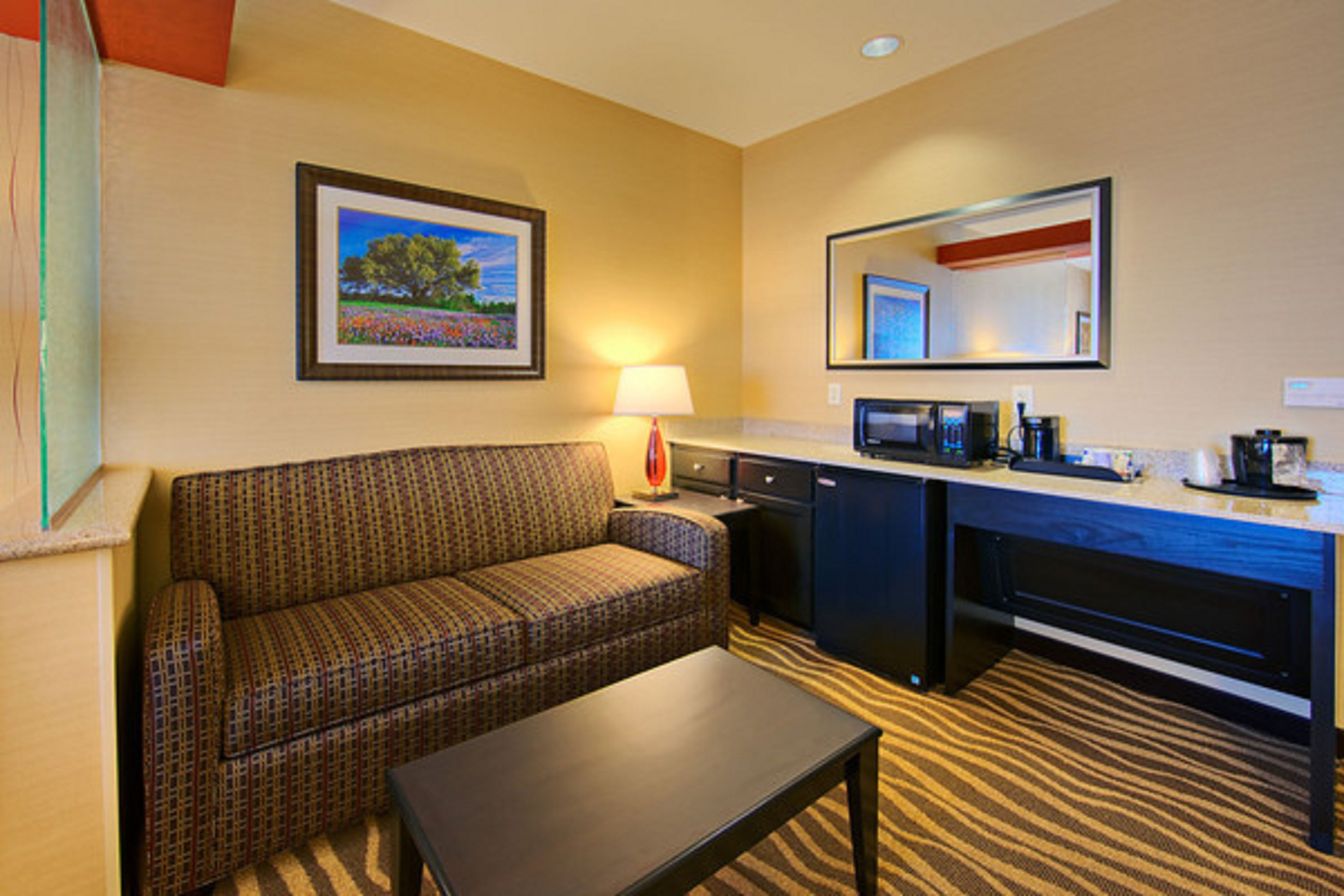 Holiday Inn Express Suites Cotulla 25/32