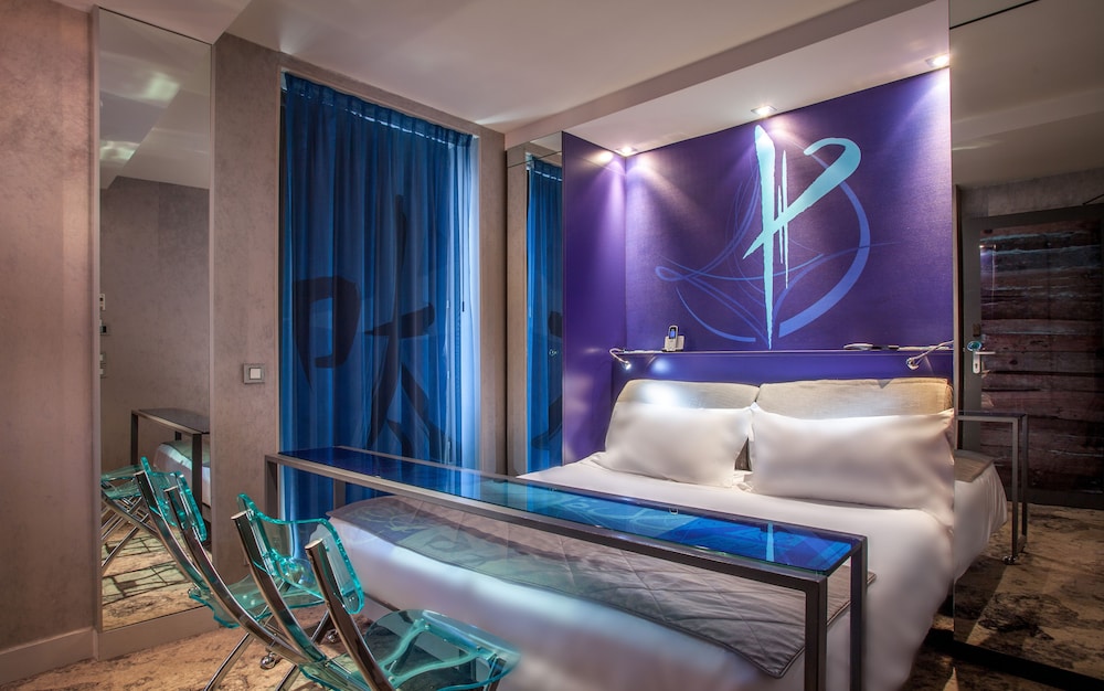 STANDARD, QUEEN BED