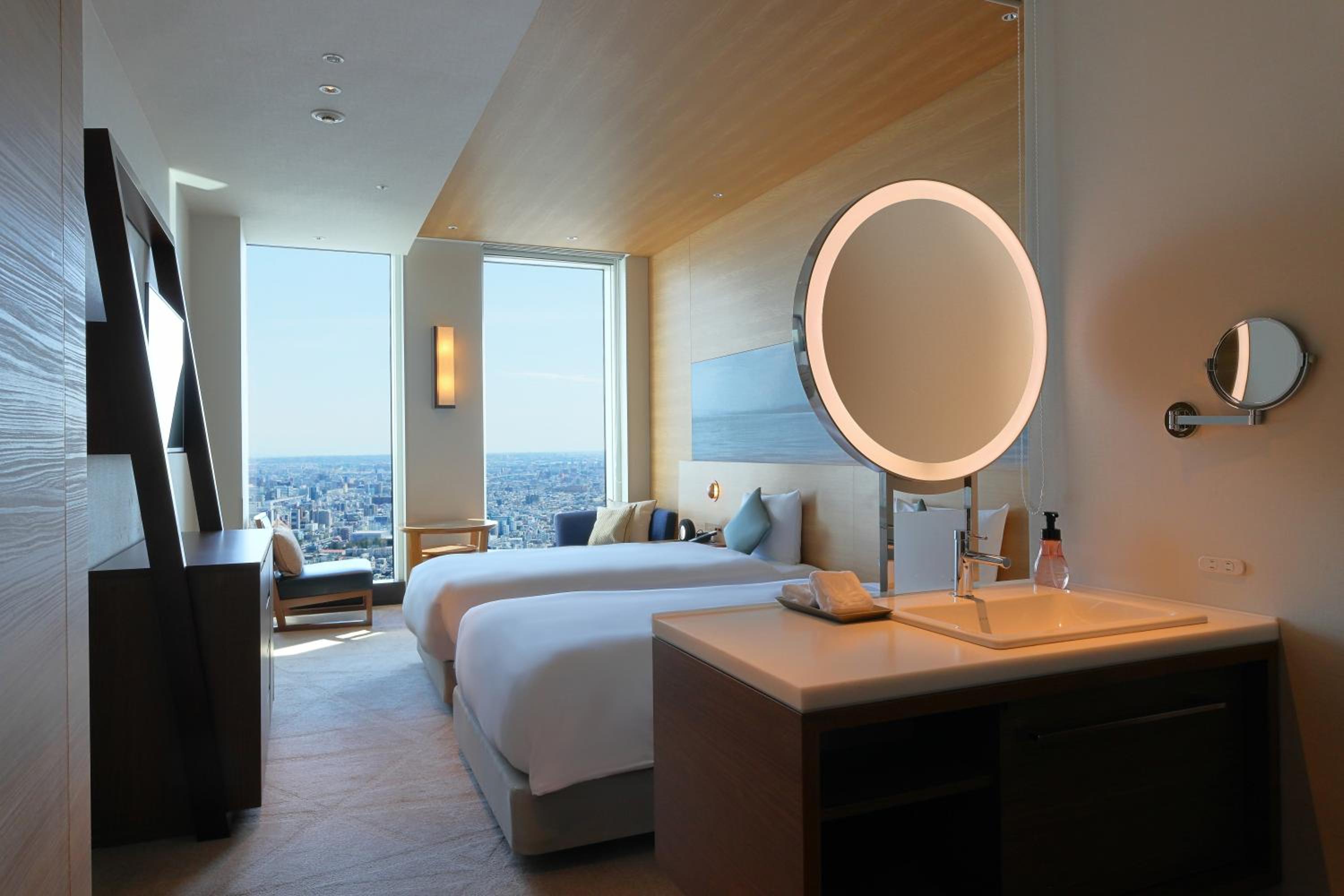 غرفة سوبيريور بسريرين منفصلين بإطلالة على القناة في الطابق العلوي، Nagoya Prince Hotel Sky Tower 6/6