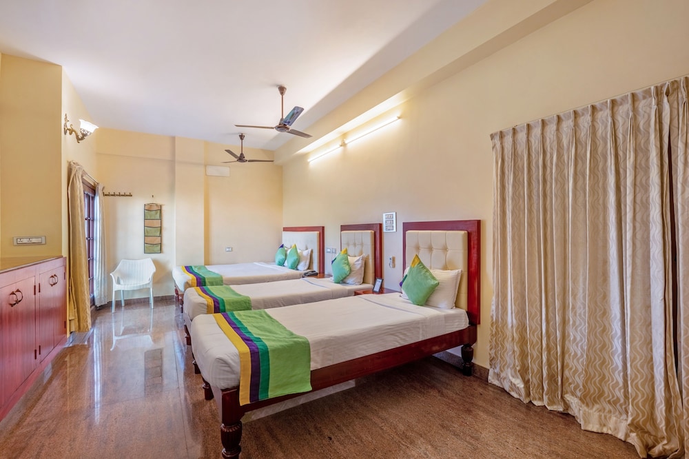 غرفة بريميوم بسرير كينج، Treebo Grace Inn 2/4