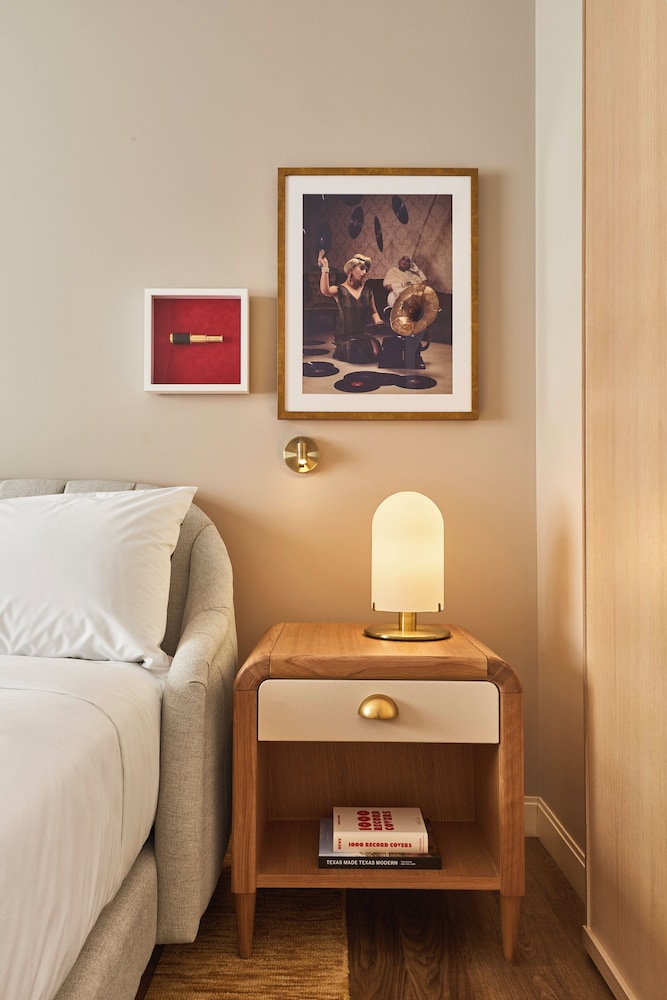 ROOM, KING BED