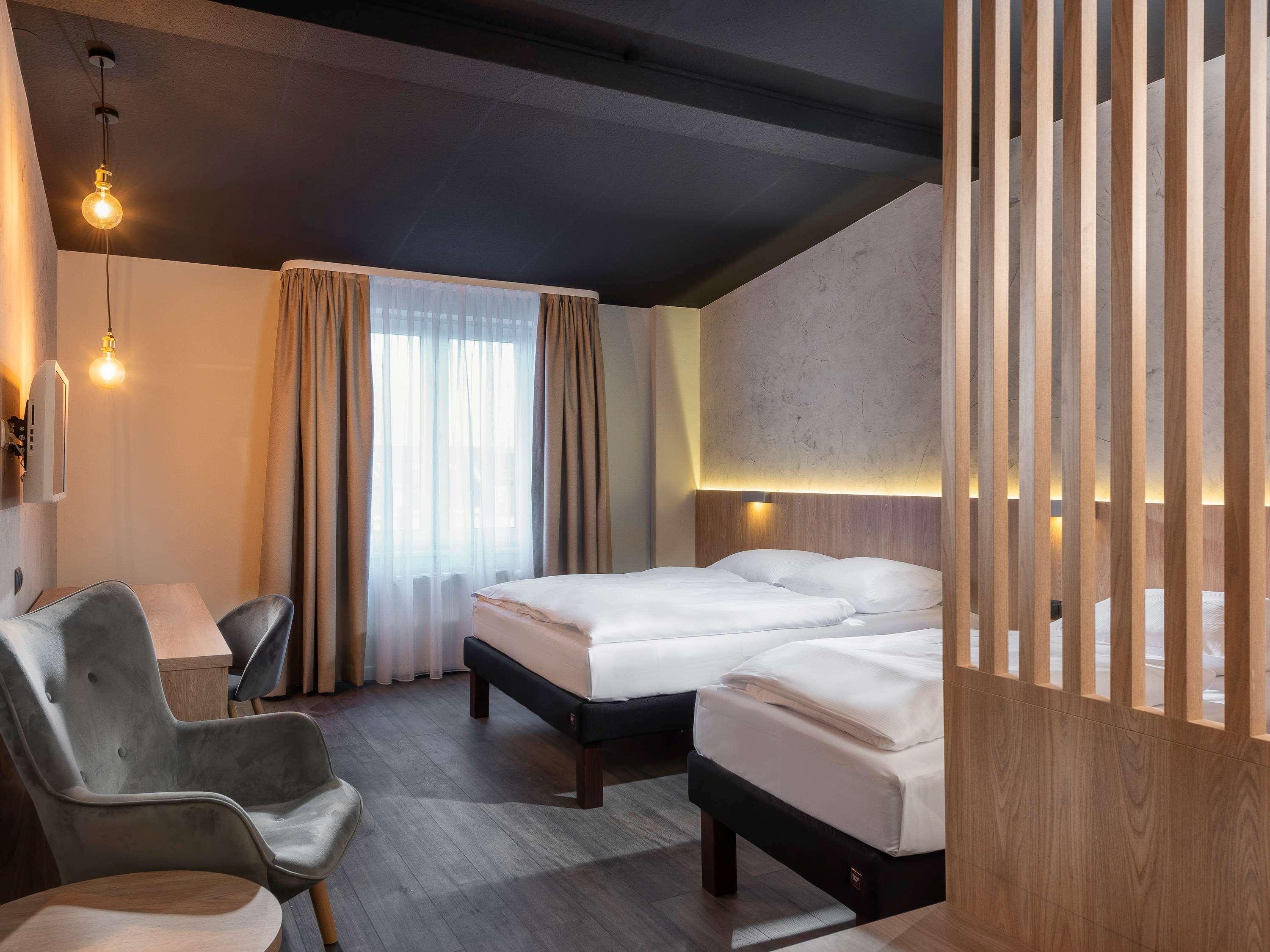 ROOM, 2 BEDS