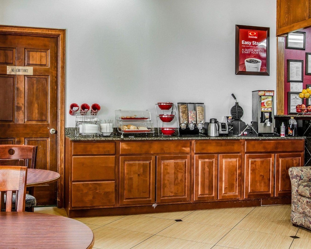 Econo Lodge Inn & Suites Enterprise, AL 24/33