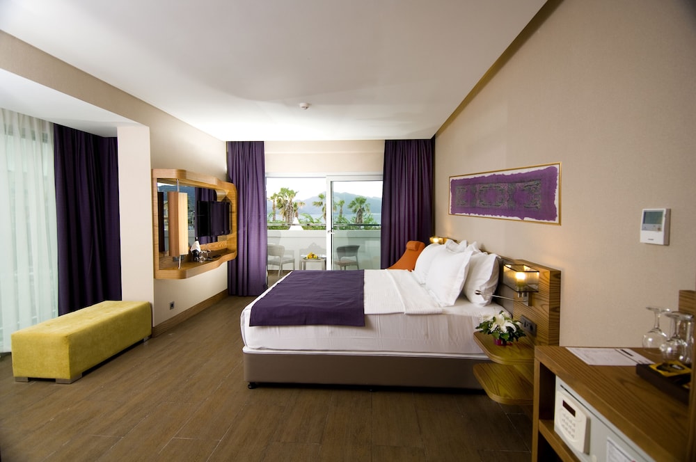 STANDARD, PARTIAL SEA VIEW
