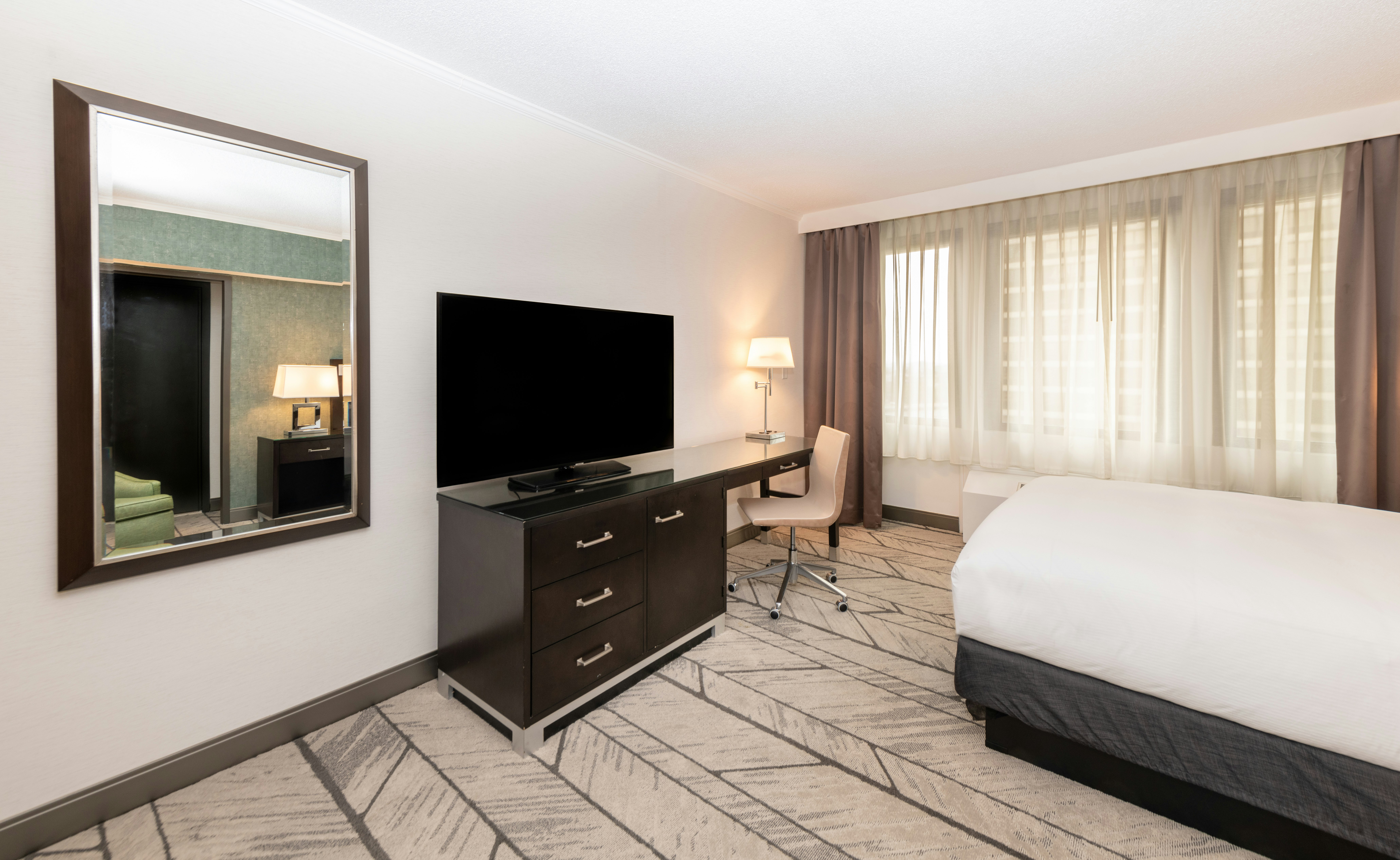 ROOM, QUEEN BED