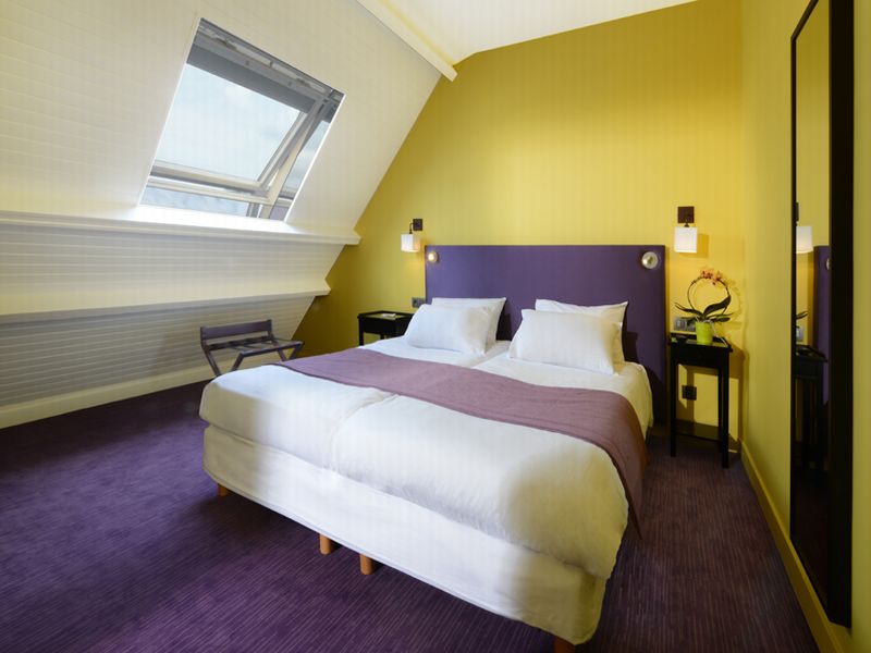 ROOM, TWIN BEDS, STREET VIEW