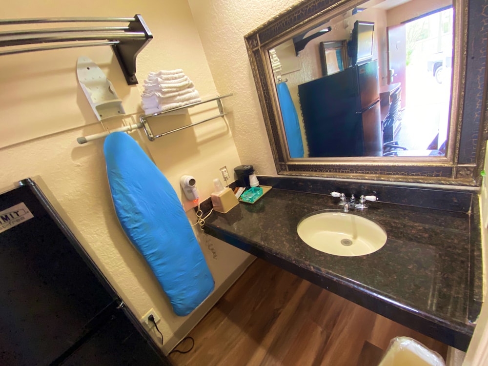 Economy Lodge by Hotel O Texas City 26/42