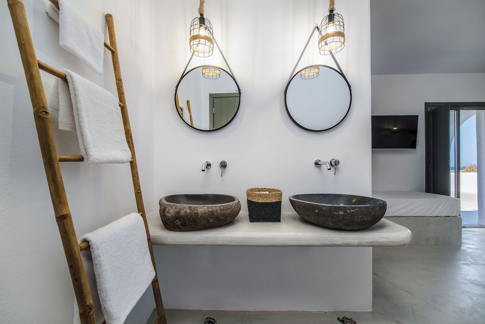 Amethyst Exclusive Suites Oia 9/72