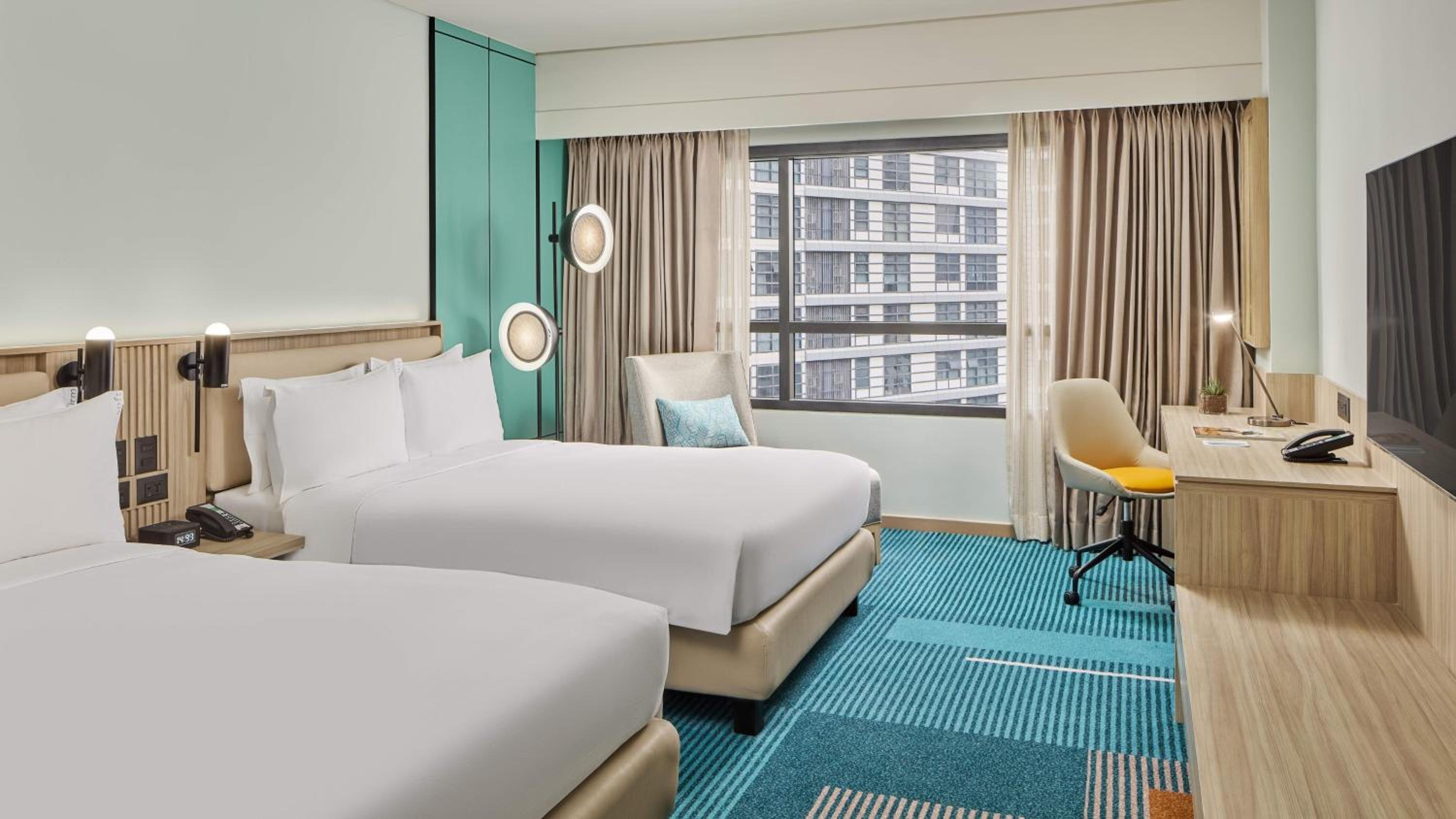 غرفة قياسية بسريرين منفصلين مع دخول الصالة، Holiday Inn & Suites Makati 2/6